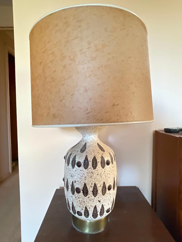 30" Lamp w/Shade & Leaf Print Accent