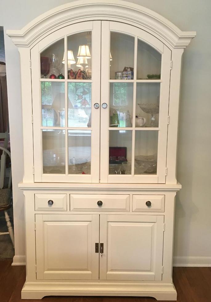 Lighted Broyhill China Hutch