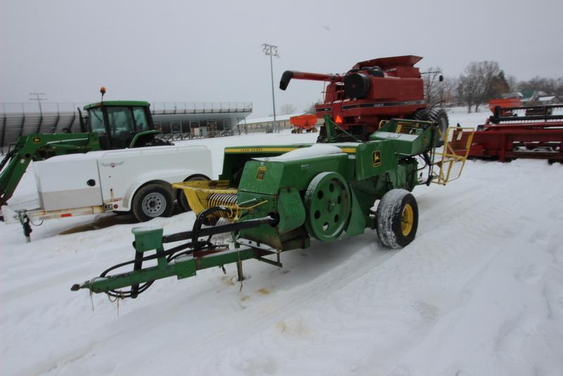 John Deere 327 Baler