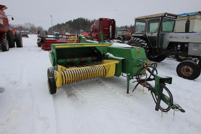 John Deere 327 Baler