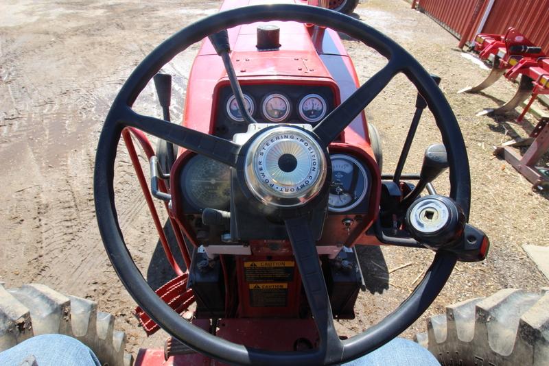 International 1466 Turbo Tractor