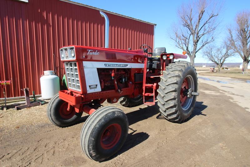 International 1466 Turbo Tractor