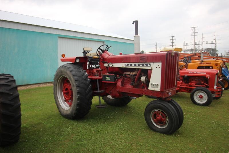 CIH 806 Tractor
