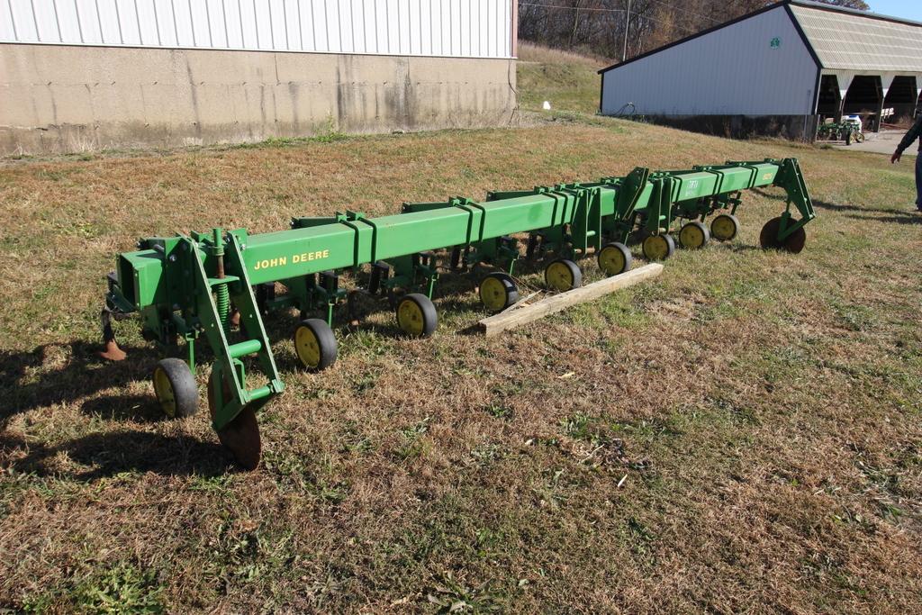 John Deere 825 Cultivator