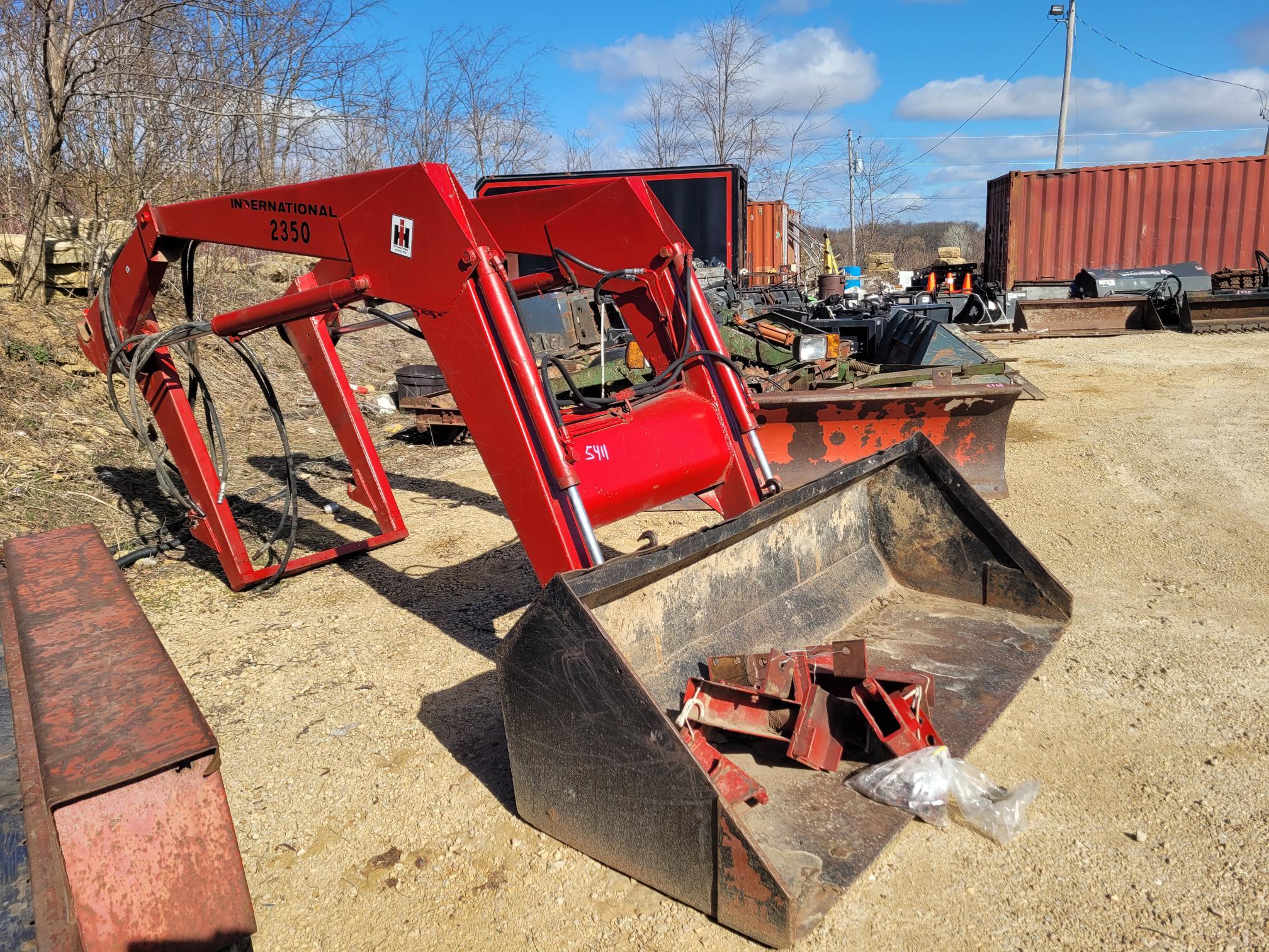 International 2350 Loader