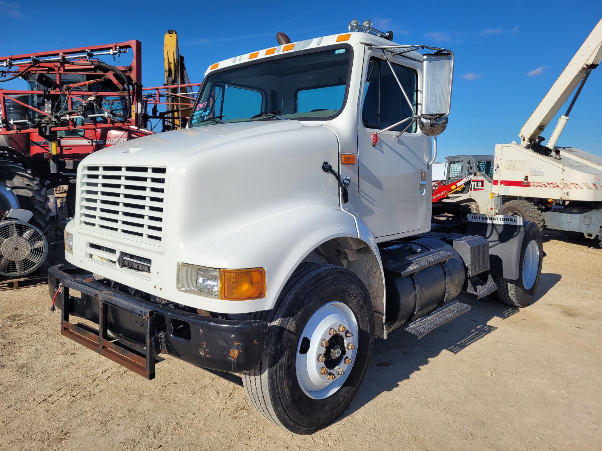 2000 International Navistar 8100 4x2 Semi-Tractor