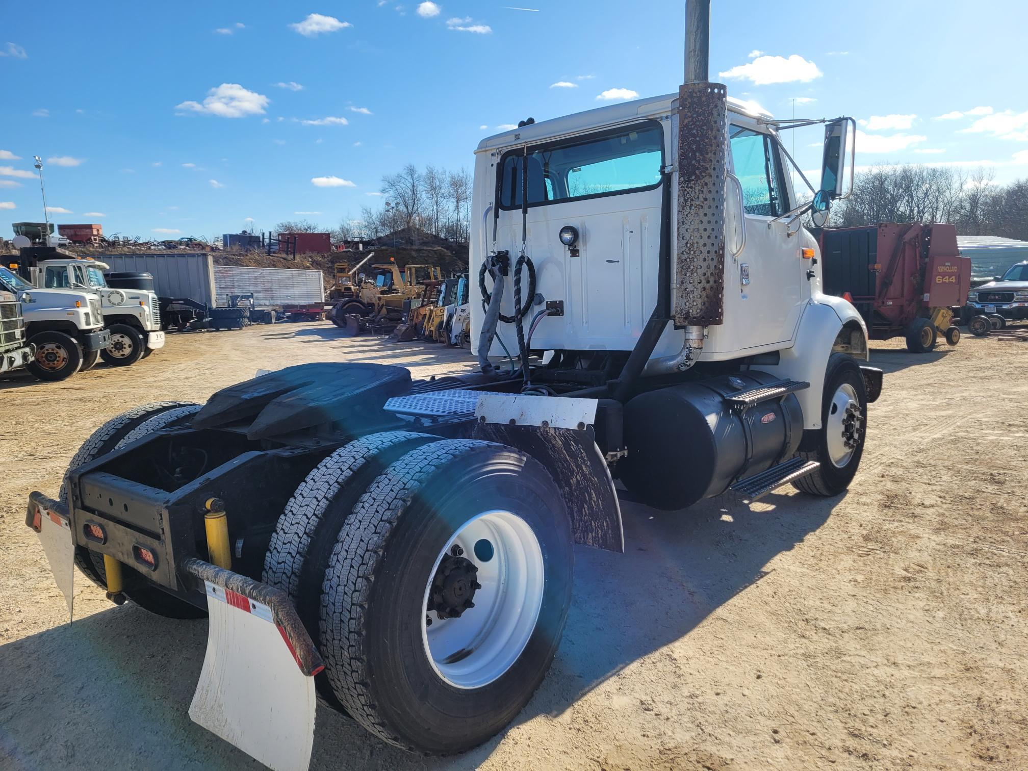 2000 International Navistar 8100 4x2 Semi-Tractor