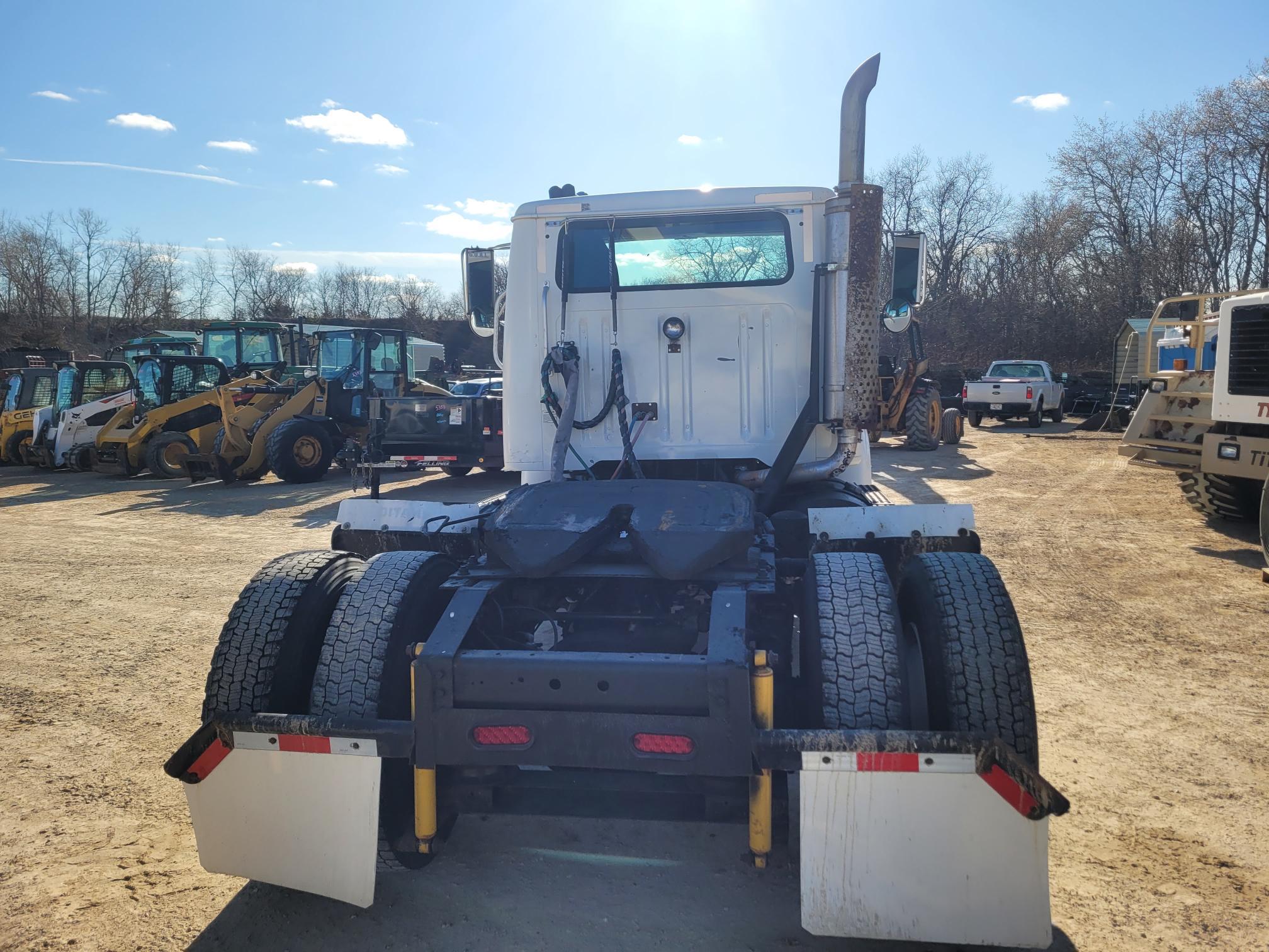 2000 International Navistar 8100 4x2 Semi-Tractor