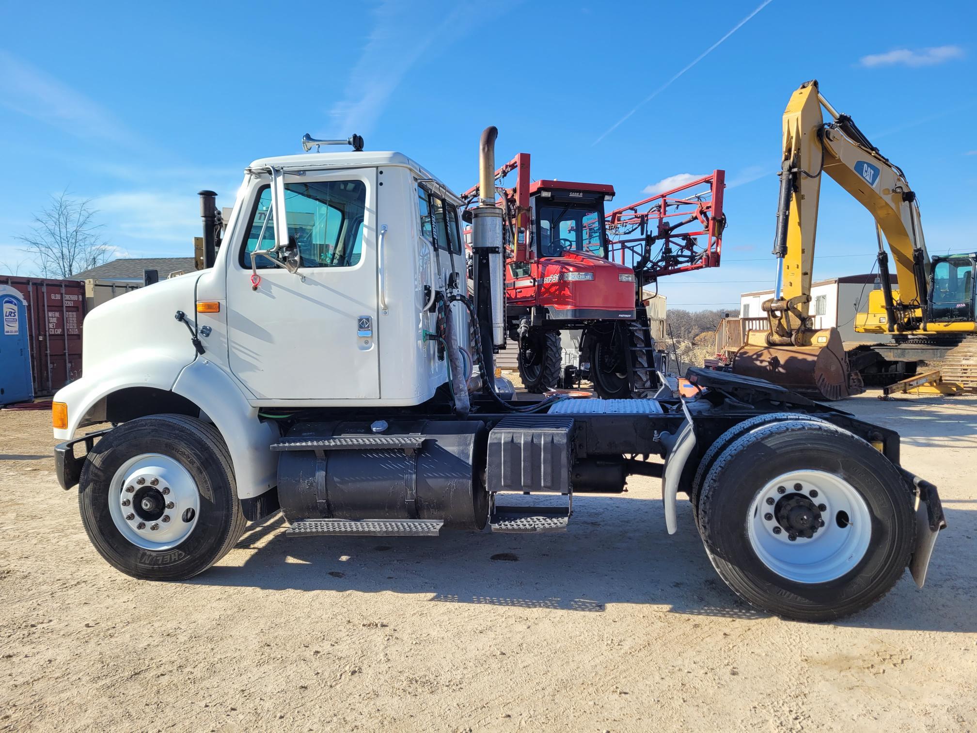 2000 International Navistar 8100 4x2 Semi-Tractor