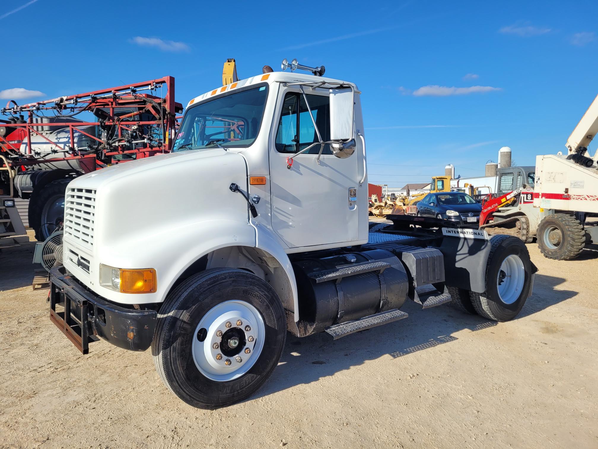 2000 International Navistar 8100 4x2 Semi-Tractor