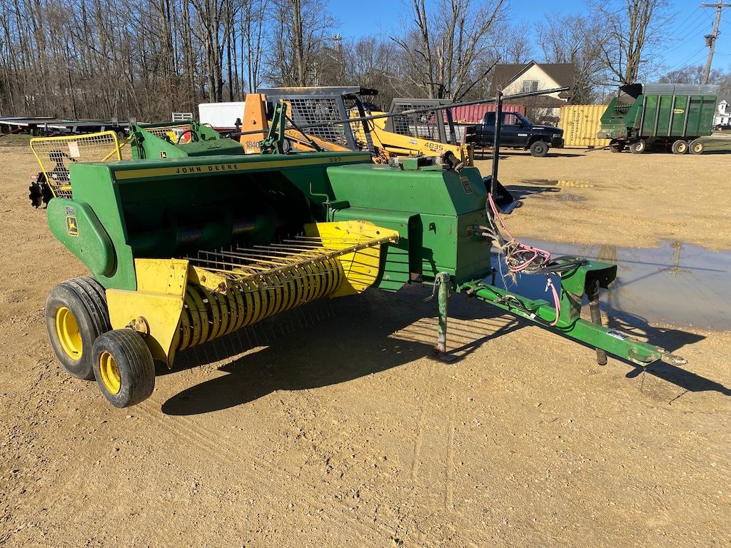 John Deere 327 Baler