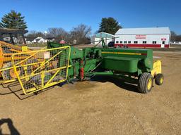 John Deere 327 Baler