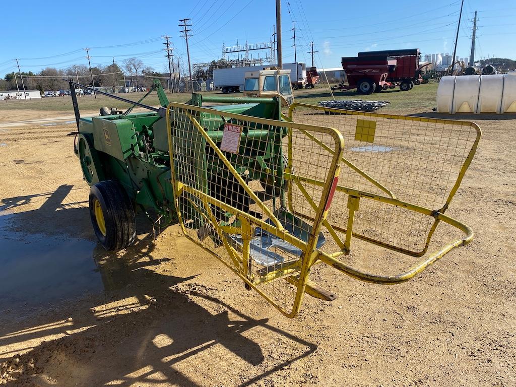 John Deere 327 Baler