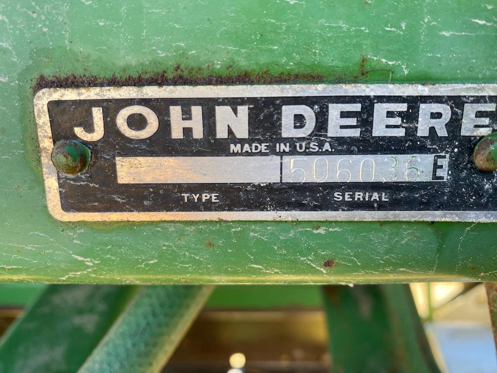 John Deere 327 Baler