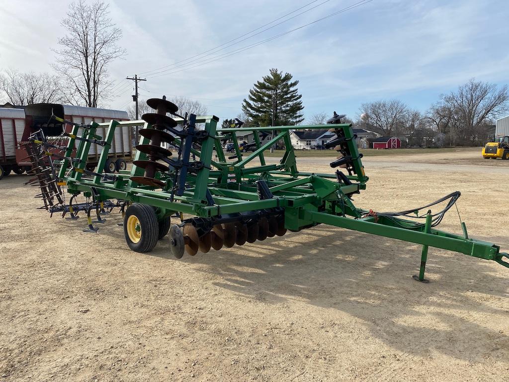 John Deere 724 Field Cultivator