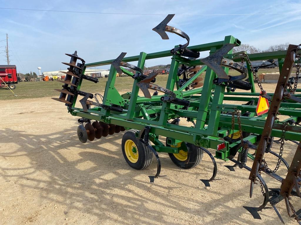 John Deere 724 Field Cultivator