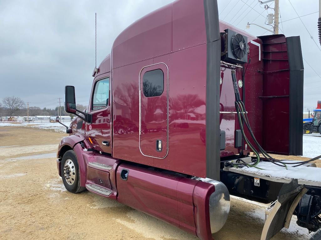 2015 Peterbilt 579 Sleeper Semi