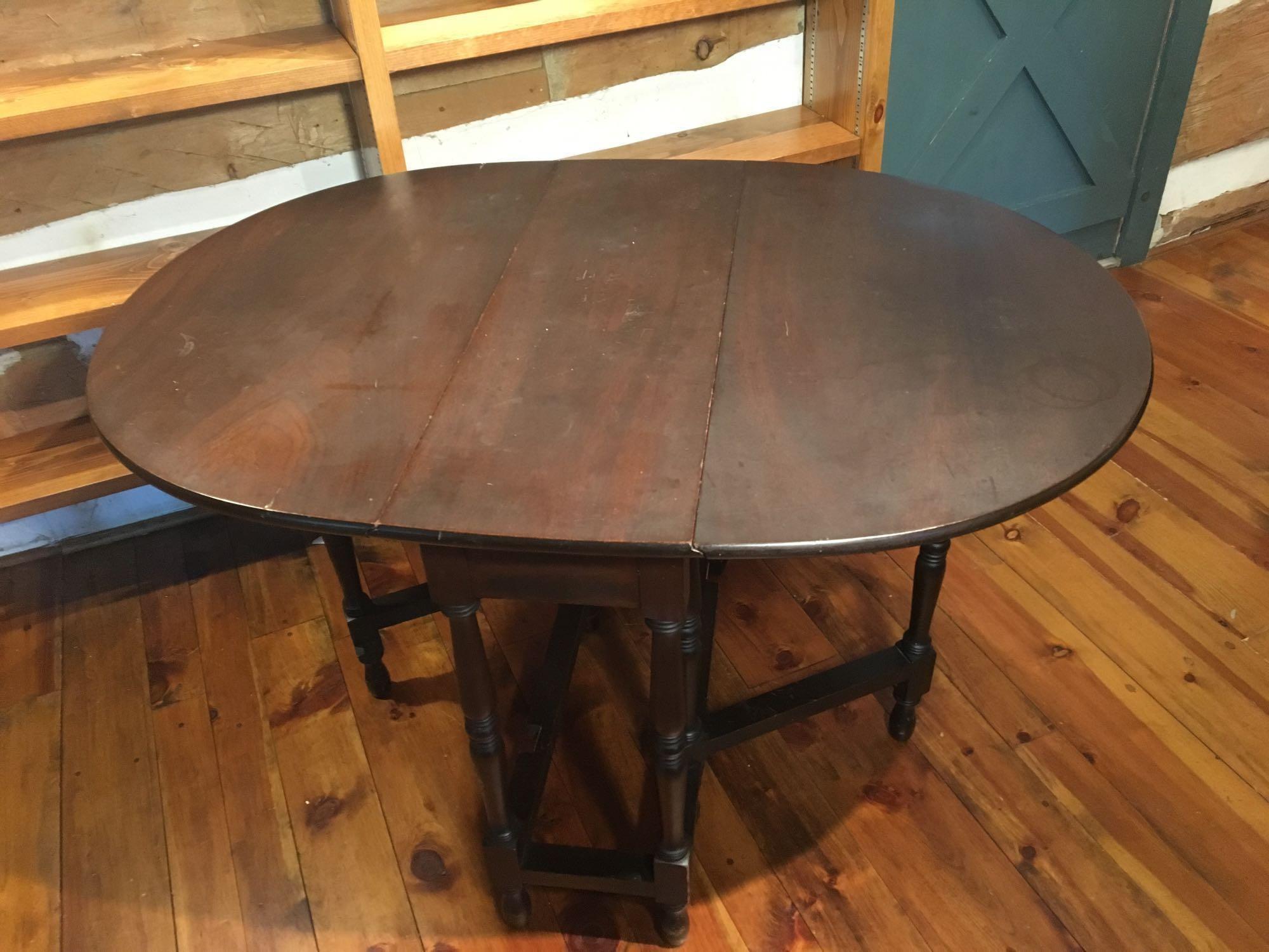 Vintage gate leg drop leaf table (SPRING MILLS)