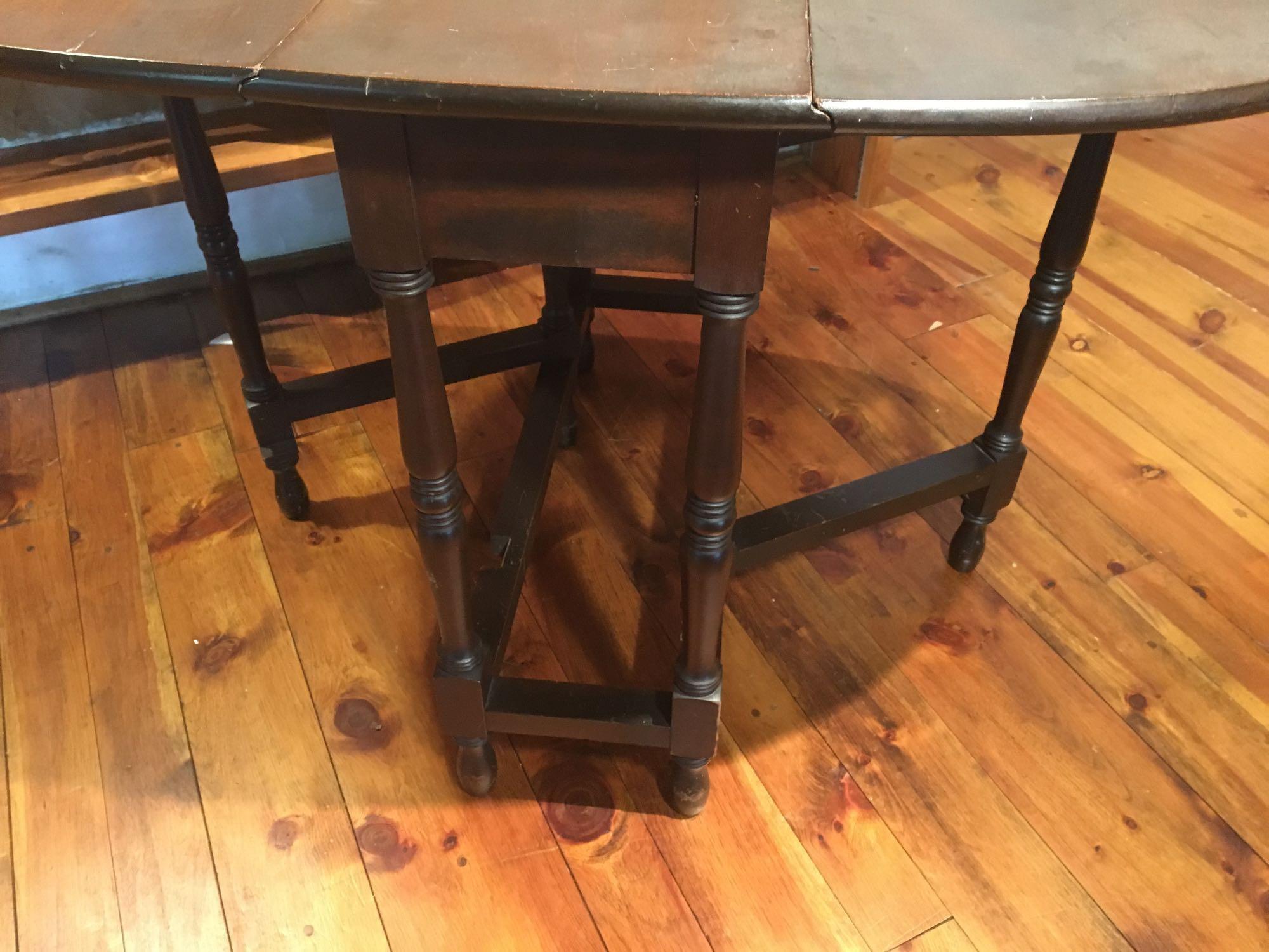 Vintage gate leg drop leaf table (SPRING MILLS)