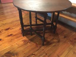 Vintage gate leg drop leaf table (SPRING MILLS)