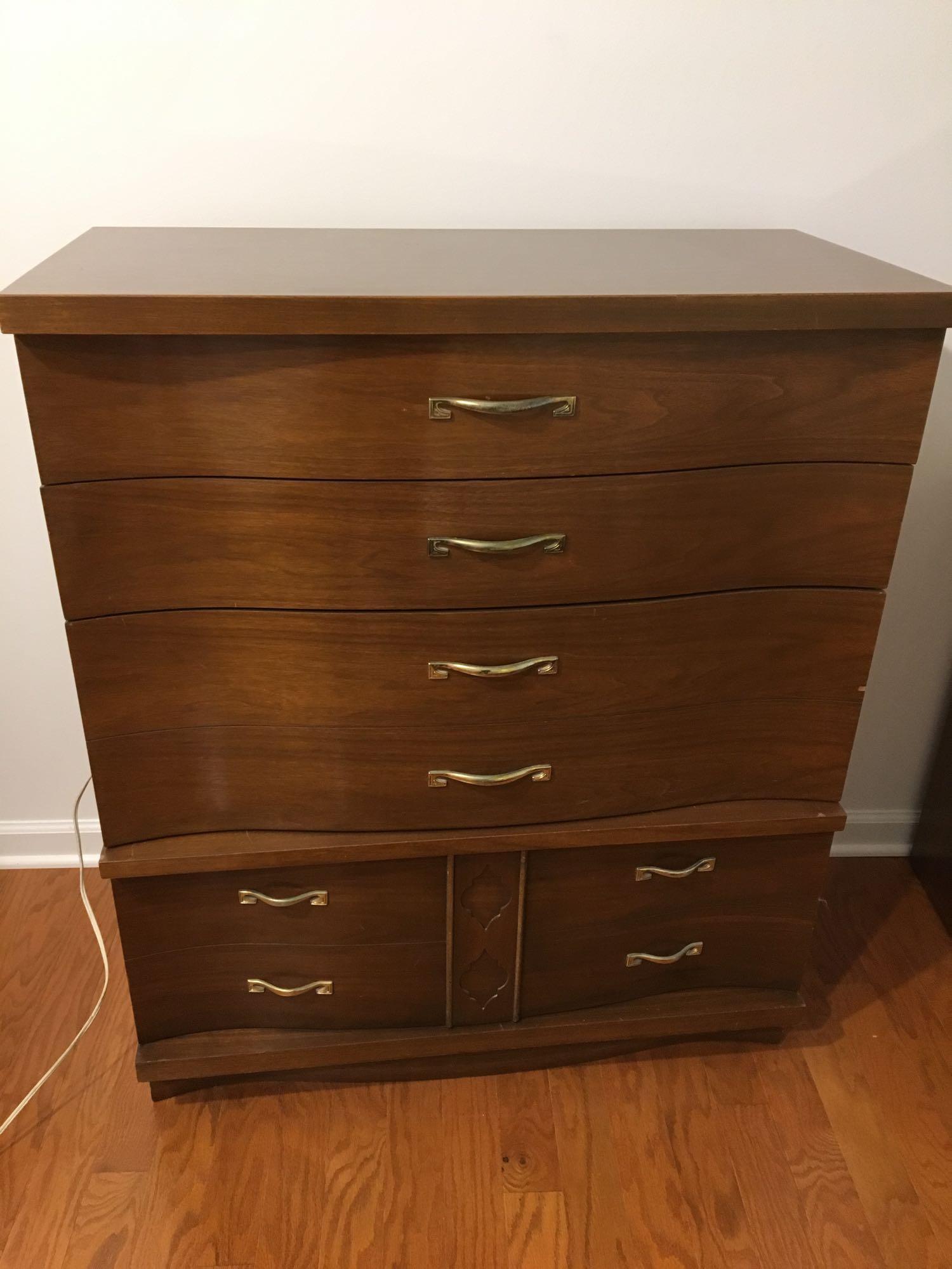 Bassett Furniture Industries wood dresser (lots 1-3 match)