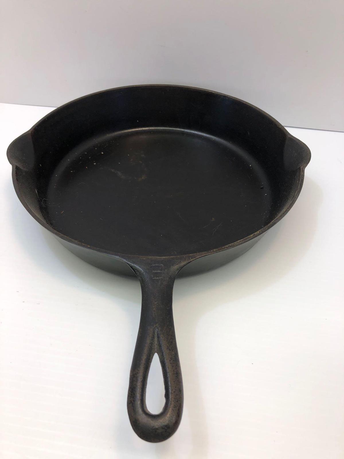 Vintage cast iron GRISWOLD #9 skillet/heat ring