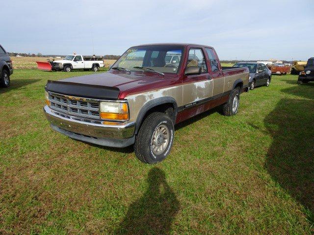 #3901 1992 DODGE DAKOTA 110500 MILES 4 WD EXT CAB CLOTH AND CARPET AUTO TRA