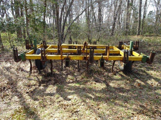 #128 FERGUSON 14 SHANK CHISEL PLOW WITH BUSTER BAR