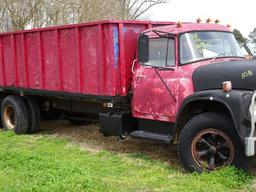 #108 1971 INTERNATIONAL 1700 38096 MILES 24' GRAIN BODY WOOD SIDE TANDEM RE