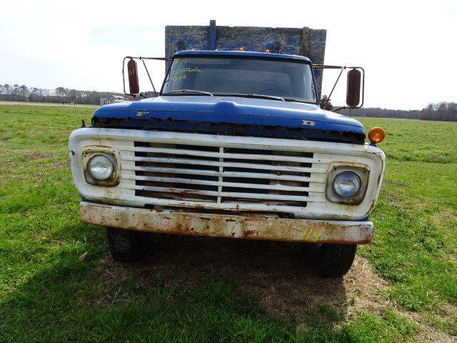 #114  1972 FORD 600 WITH 37054 MILES 4 SP SPLIT REAR 17' WOOD FLAT BED SING