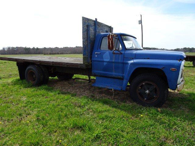 #114  1972 FORD 600 WITH 37054 MILES 4 SP SPLIT REAR 17' WOOD FLAT BED SING
