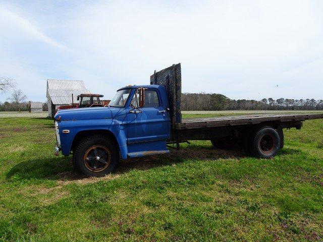 #114  1972 FORD 600 WITH 37054 MILES 4 SP SPLIT REAR 17' WOOD FLAT BED SING