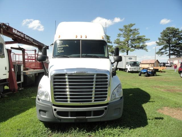 #2401 2011 FREIGHTLINER CASCADIA 581063 MILES 10 SP EATON FULLER TRANS HI L