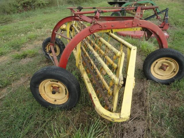 NEW HOLLAND 256 HAY RAKE SN 619107 MISSING ONE FRONT TIRE