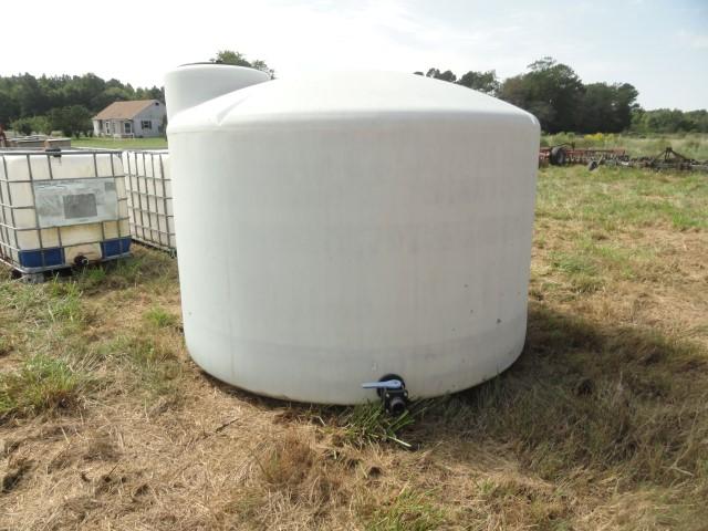 1550 GAL POLY TANK WITH 1 1/2" VALVE