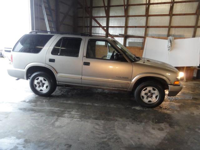 #3601 2002 CHEVY BLAZER 182000 MILES 4 WD LOADED CRUISE CLOTH AND CARPET