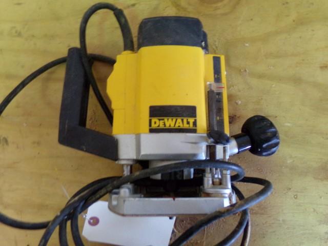 DEWALT ELECTRONIC PLUNGE CUT ROUTER MODEL DW 615