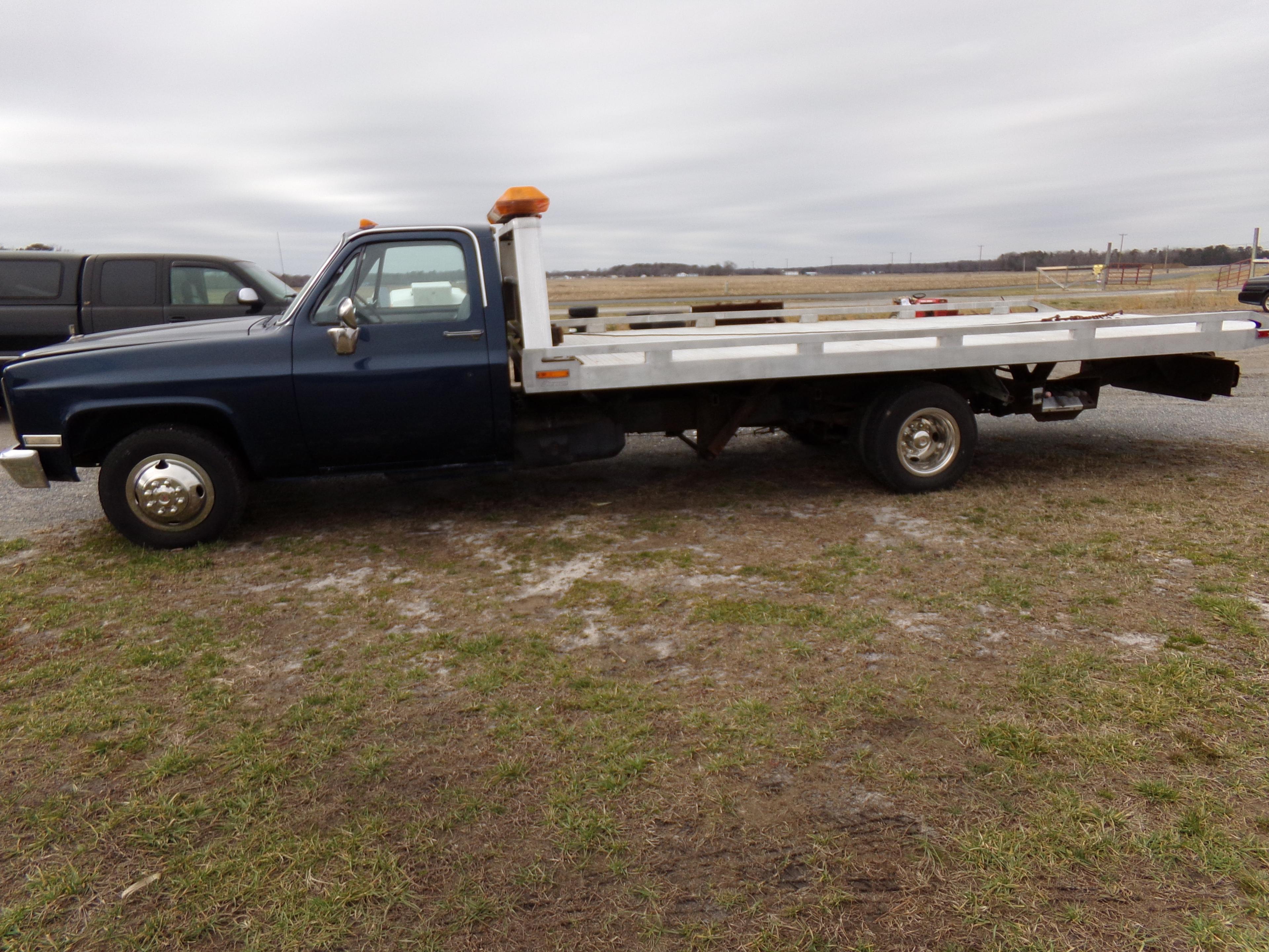 #5701 1984 GMC ROLLBACK 75086 MILES SHOWING AUTO TRANS VINYL 17' CHEVRON RO