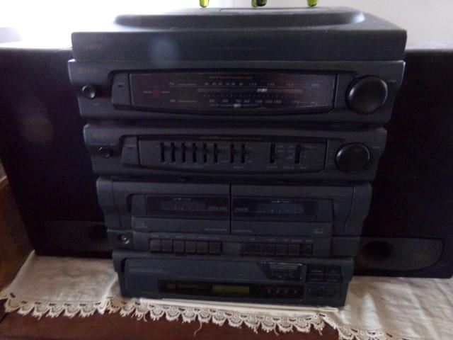 FLOOR CONSOLE STEREO AND GPX FOUR COMPONENT STEREO WITH SPEAKERS WITH CASSE