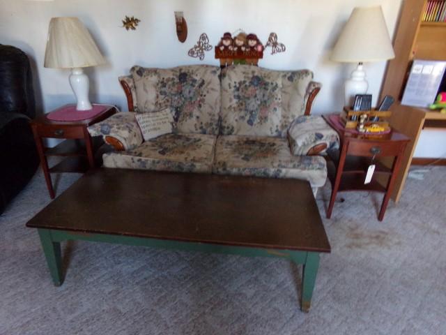 PAIR OF MAHOGANY END TABLES SOFA COFFEE TABLE AND LAMPS