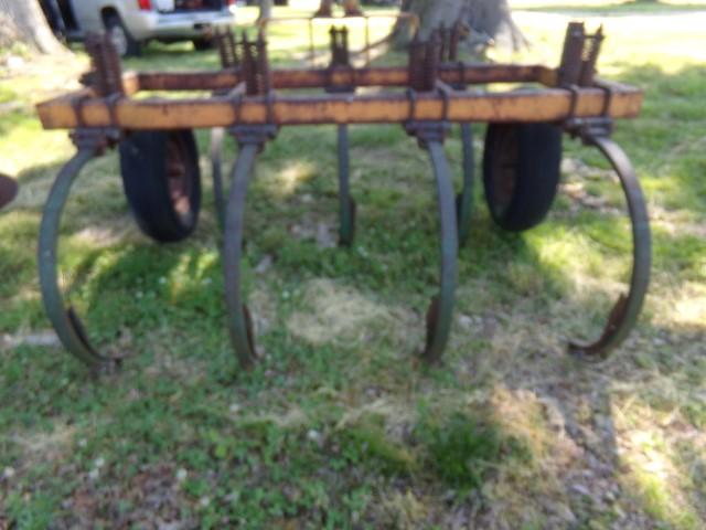 FERGUSON 7'6" CHISEL PLOW