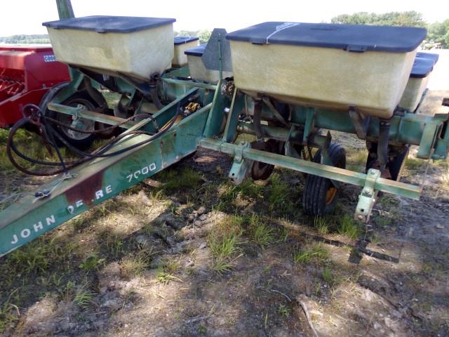 JOHN DEERE 7000 4 ROW PLANTER TYPE P7000 SN 047858A