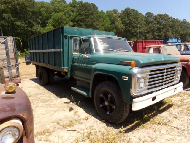 1972 FORD F700 6 WHEELER SHOWING 22226 MILES 5 SP WITH 2 SP AXLE AM RADIO C