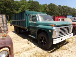 1972 FORD F700 6 WHEELER SHOWING 22226 MILES 5 SP WITH 2 SP AXLE AM RADIO C