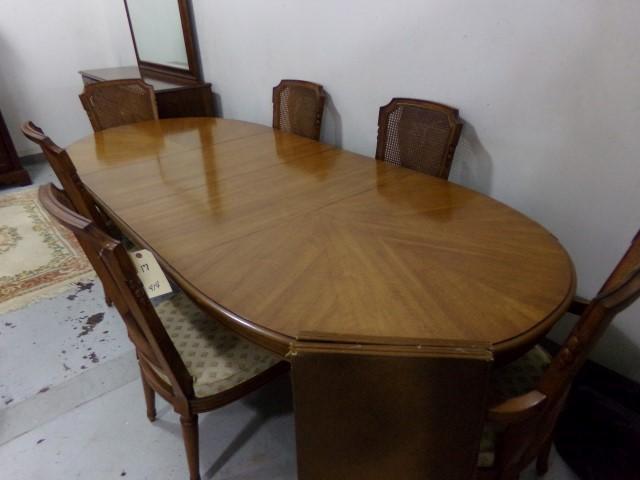 DINING ROOM BY HENREDON WITH 2 LEAVES AND 4 SIDE CHAIRS AND 2 ARM CHAIRS AN