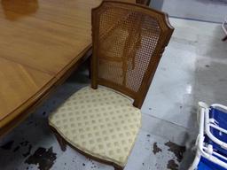 DINING ROOM BY HENREDON WITH 2 LEAVES AND 4 SIDE CHAIRS AND 2 ARM CHAIRS AN