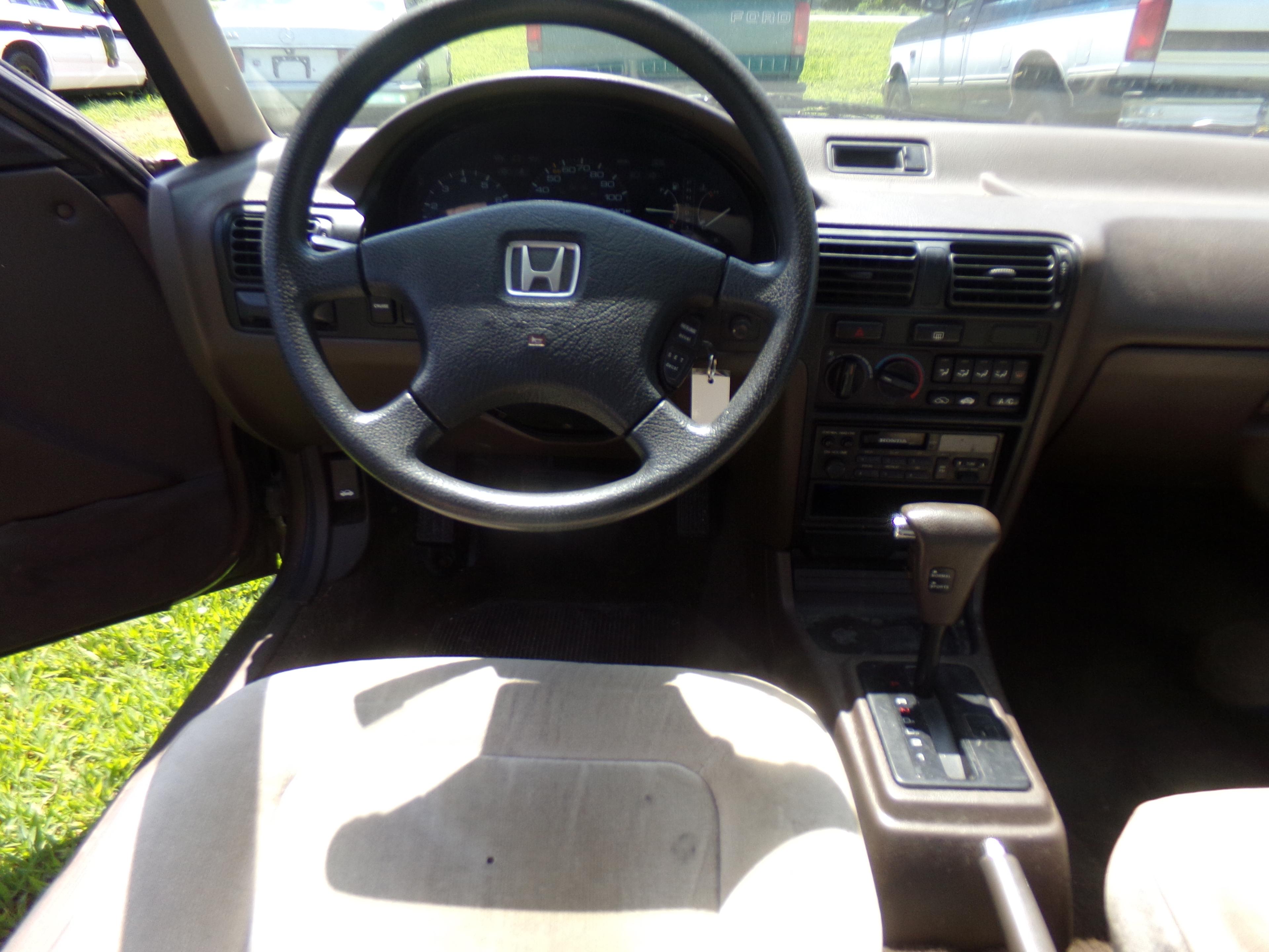 #901 1991 HONDA ACCORD LT 151739 MILES AUTO TRANS DAMAGE TO PASSENGER SIDE