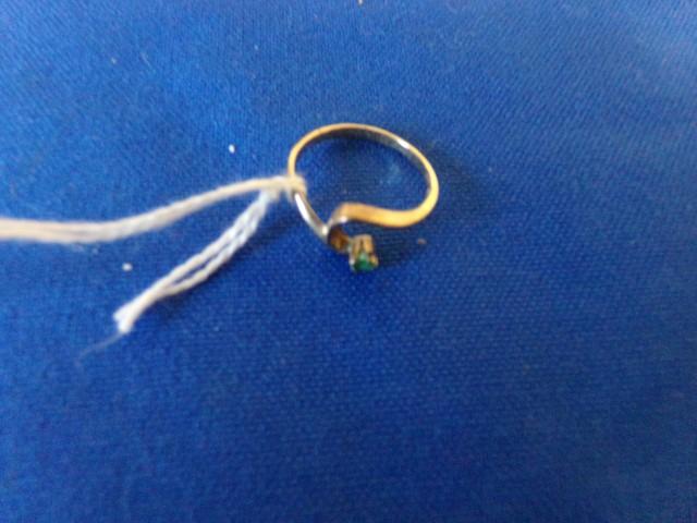 14KT YELLOW GOLD RING WITH SMALL EMERALD( 1.O DWT)