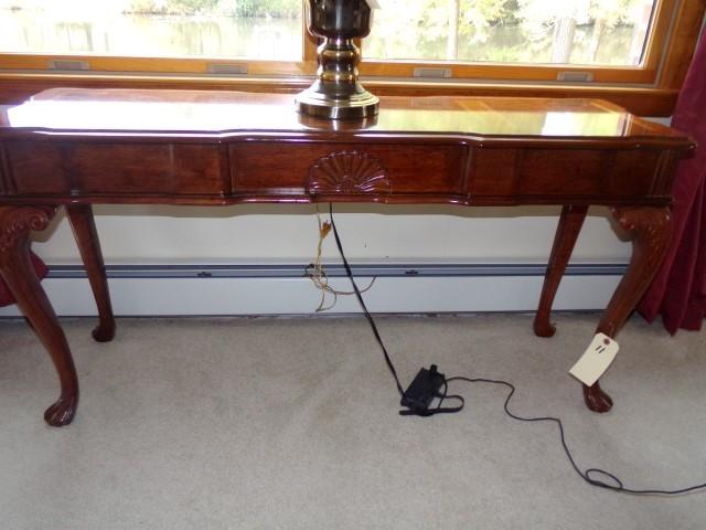 MAHOGANY CONSOLE TABLE QUEEN ANNE STYLE WITH CARVED PAW FEET AND SHELL CARV