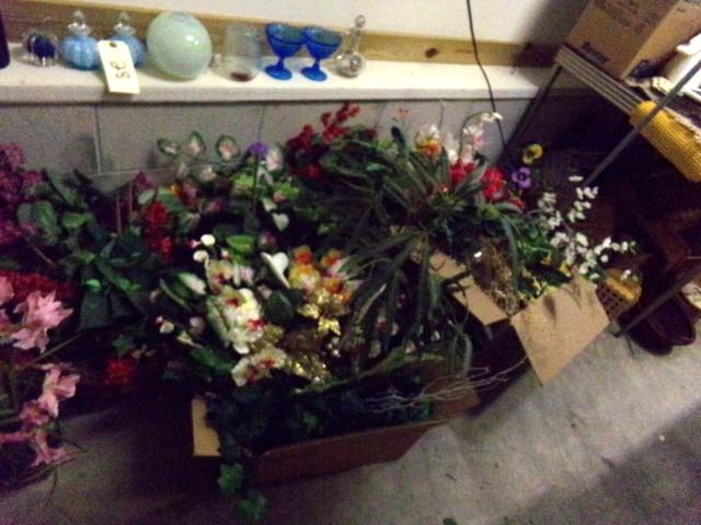 LARGE LOT OF SILK FLOWERS